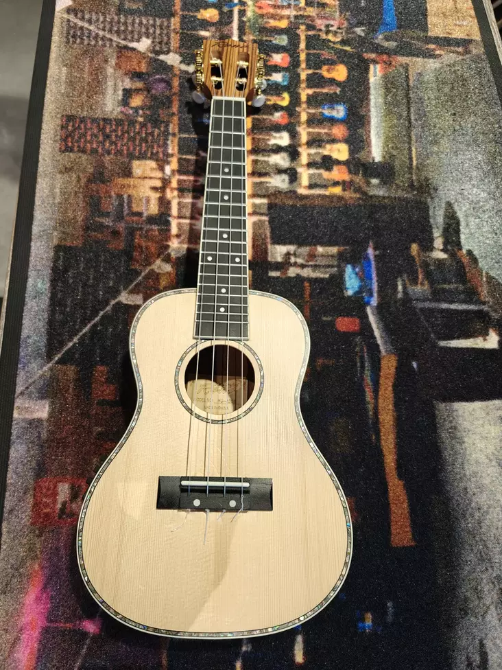 Reno RU-320E Grand Konserttiukulele (Käytetty) - Ukulelet - RU320EKAYT - 1